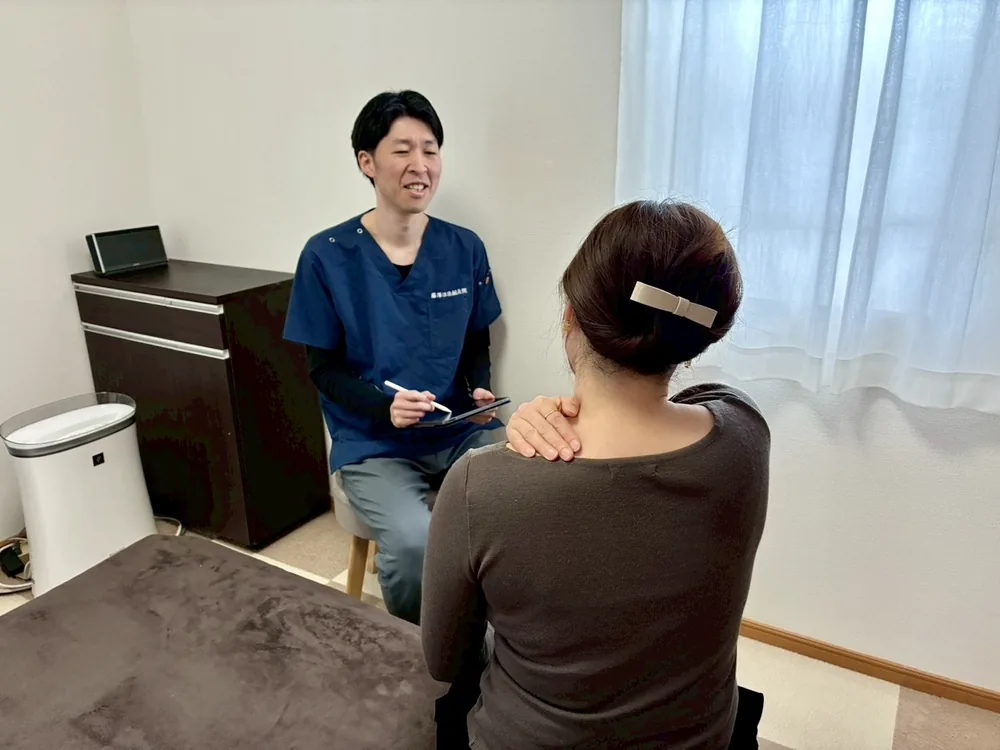 院長が座ってお話をうかがっている様子