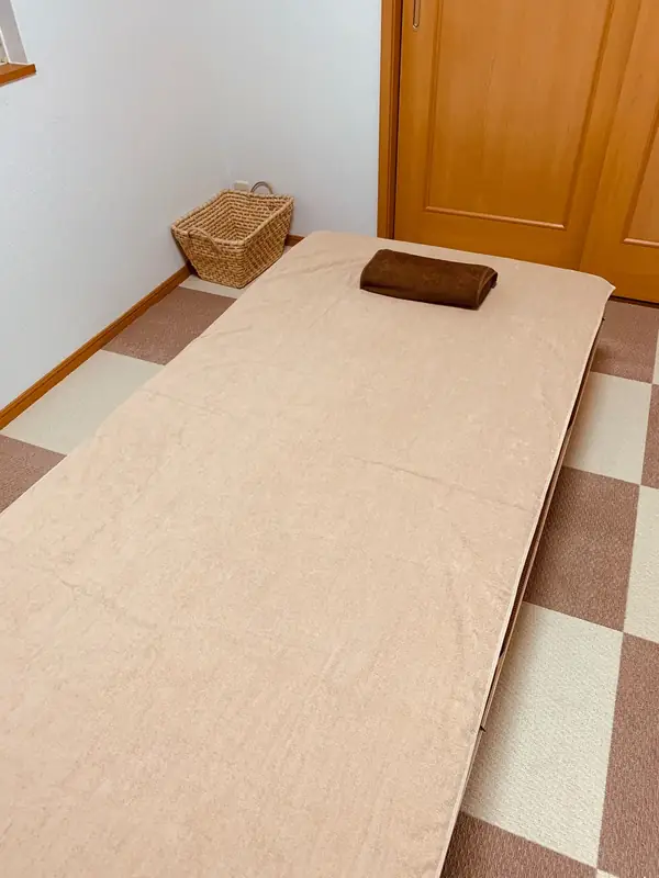 タオルと枕が用意された施術ベッド