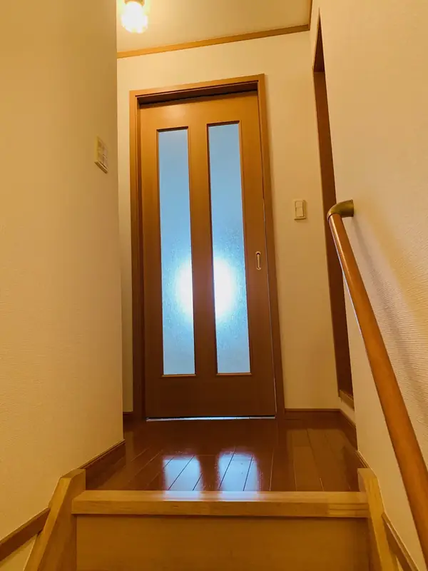 階段を上がった先にある、院の入口のドア