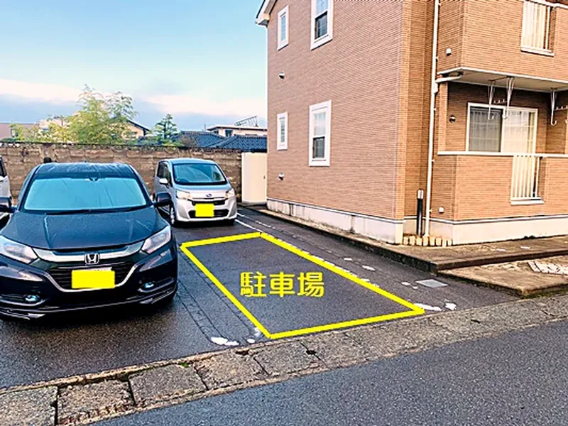 駐車場。黄色い枠で停める位置を示しています