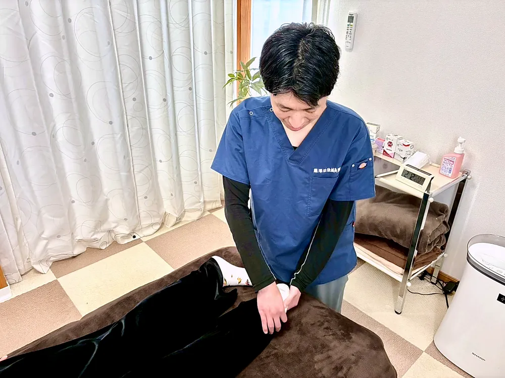 足元に手を添えて、全体のバランスを確かめている様子