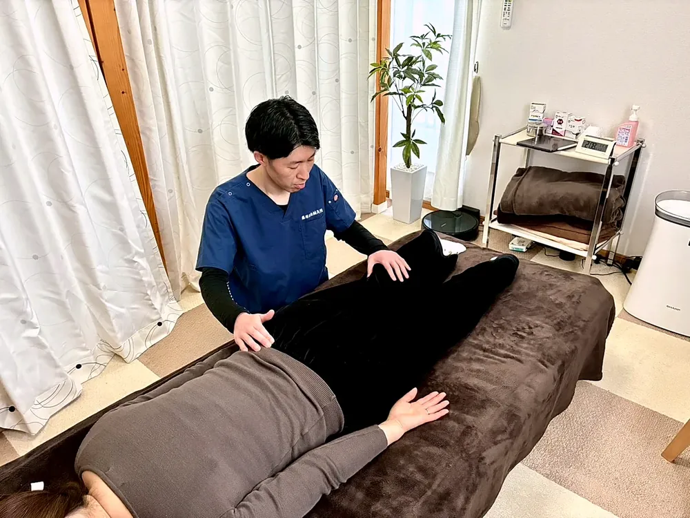 脚に手を添えて状態を確かめている様子