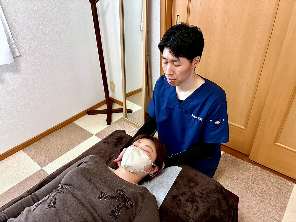 首まわりに手を当てて状態を確認している様子