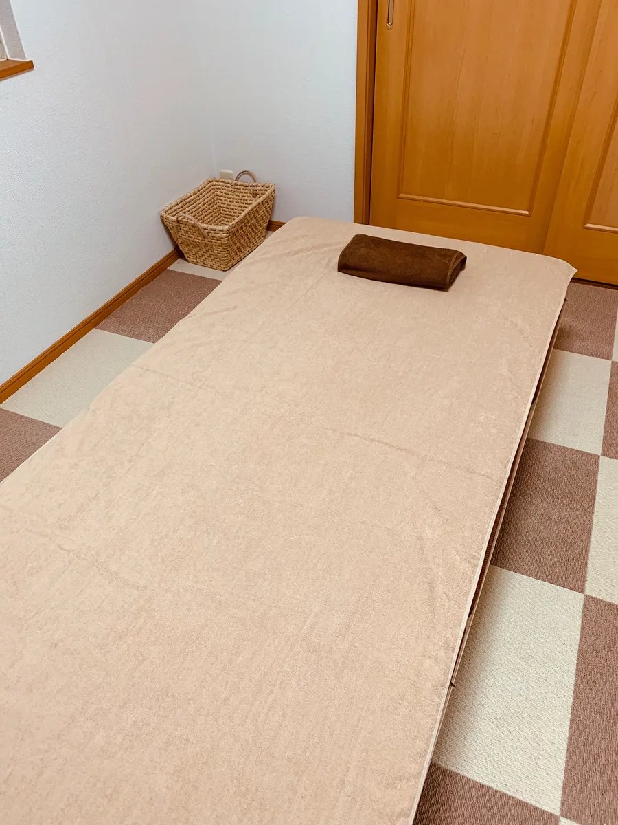 タオルと枕が用意された施術ベッド