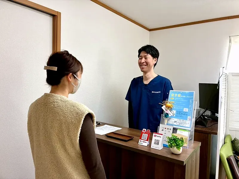 受付でお客様とお話ししている様子