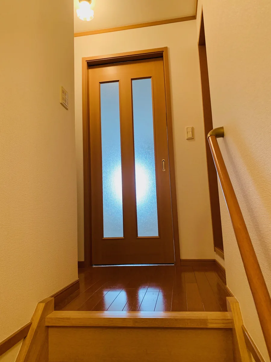 階段を上がった先にある、院の入口のドア