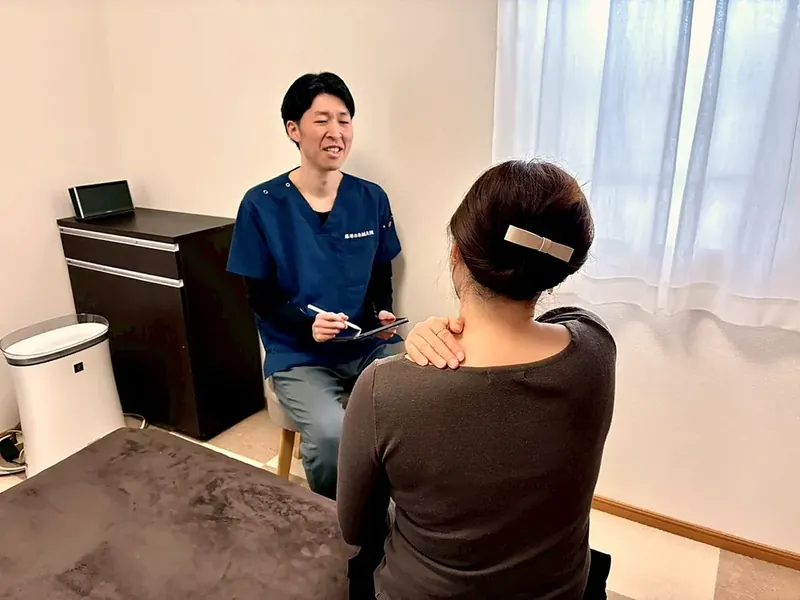 院長がお客様のお話をうかがっている様子